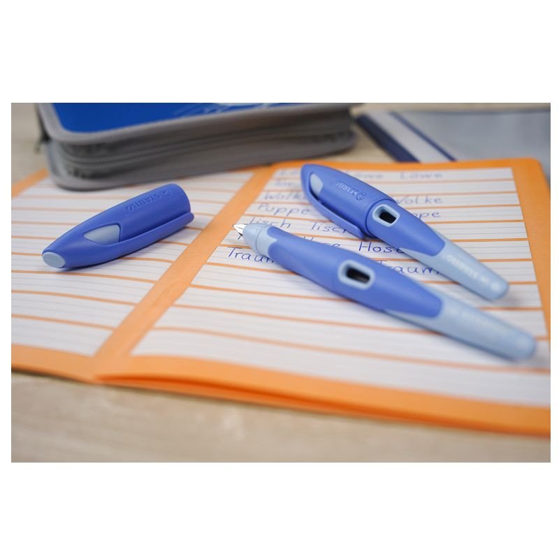 Preview: Ergonomischer Schulfüller für Rechtshänder mit Standard-Feder M - STABILO EASYbirdy Pastel Edition in blau/hellblau - Einzelstift - inklusive Patrone - Schreibfarbe blau (löschbar)