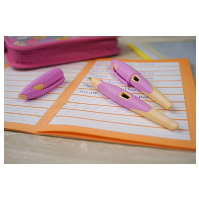 Preview: Ergonomischer Schulfüller für Rechtshänder mit Anfänger-Feder A - STABILO EASYbirdy Pastel Edition in soft pink/apricot - Einzelstift - inklusive Patrone - Schreibfarbe blau (löschbar)
