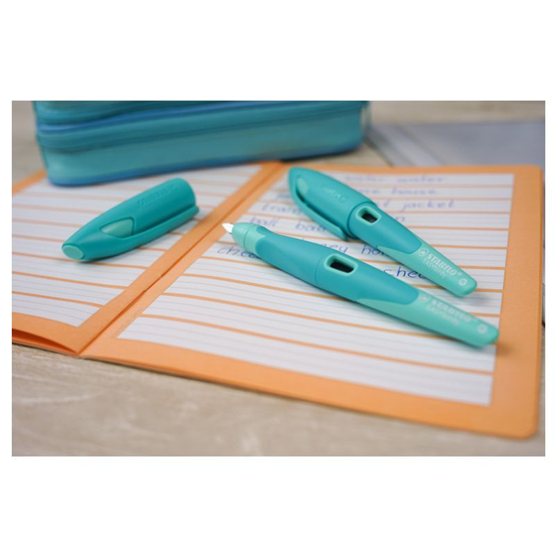 Preview: Ergonomischer Schulfüller für Linkshänder mit Anfänger-Feder A - STABILO EASYbirdy Pastel Edition in blau/hellblau - Einzelstift - inklusive Patrone - Schreibfarbe blau (löschbar)