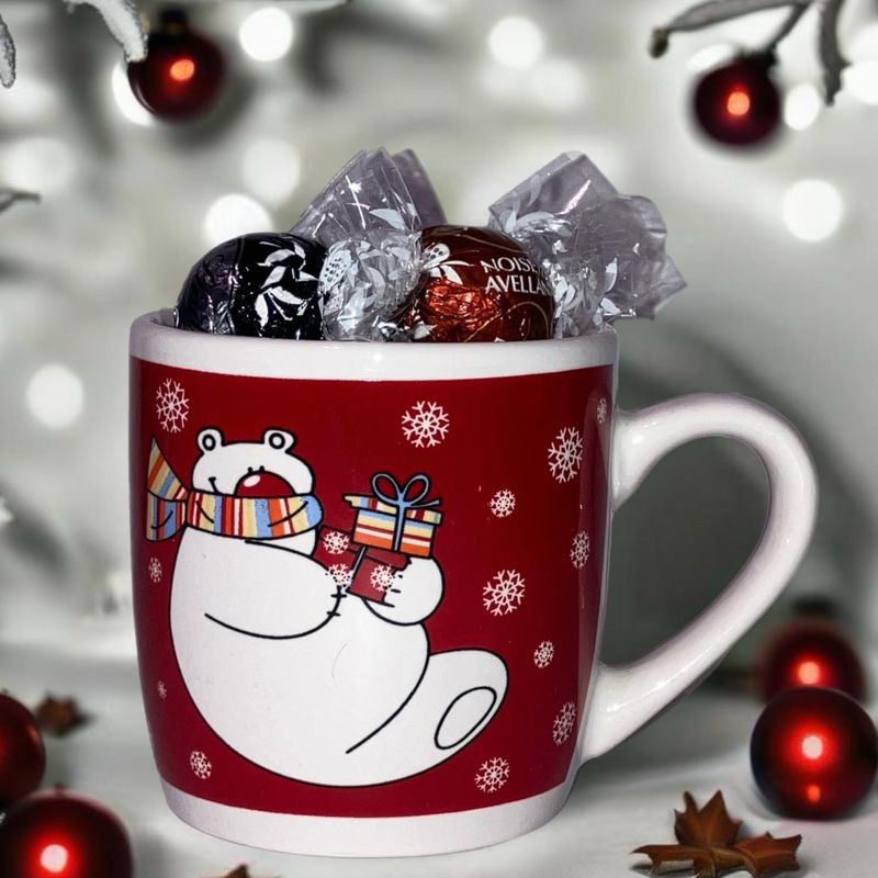 Becher Rot mit Eisbär aus Keramik 200 ml Gefüllt mit 128 g Lindorkugeln